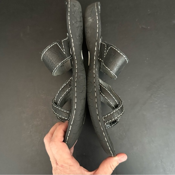 Born Women’s Black Leather Strappy Flat Cushioned Comfort Sandals 9 Flip Flops - Picture 5 of 9